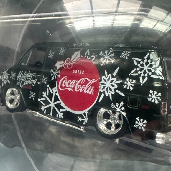M2 Machines Coca-Cola 1971 Chevrolet Van Ornament 1:64 Holiday Edition - Picture 5 of 6